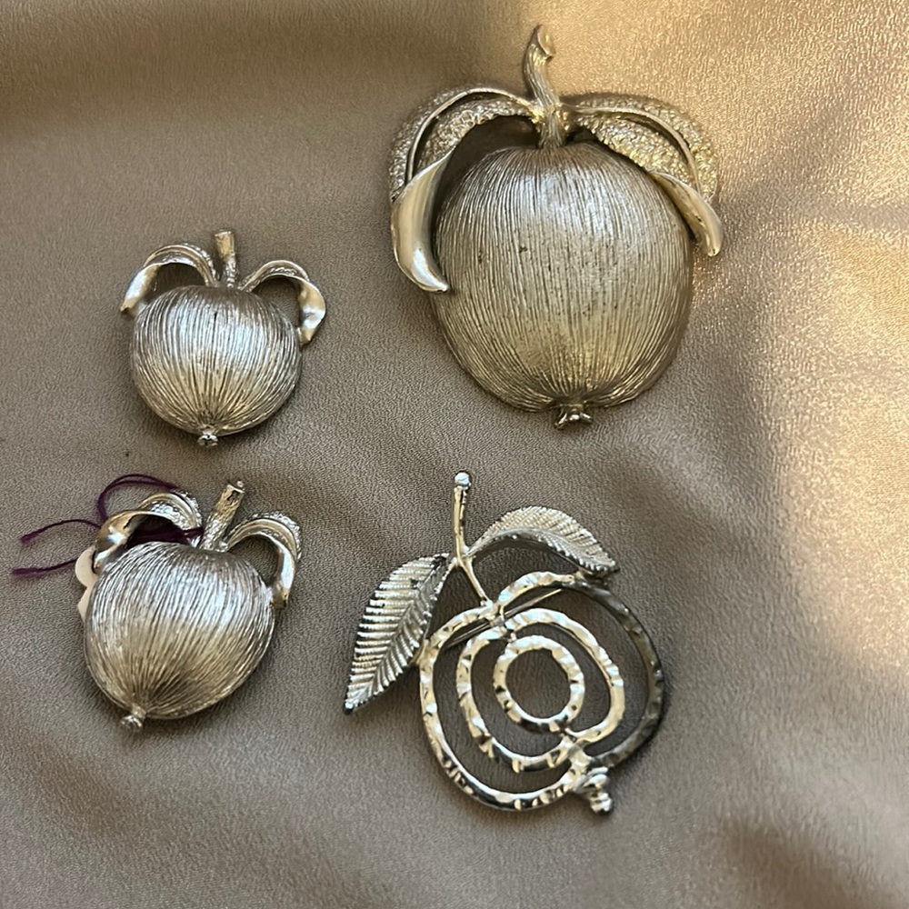 SARAH Coventry Vintage 60's and 70's Lot 4 Pins Brooches Silvertone Apples EX CO